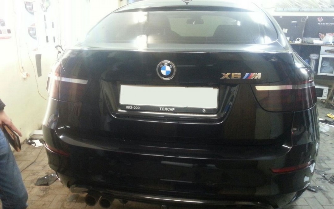 BMW X6M — оклейка хром элементов черной глянцевой пленкой премиум класса, тонировка задних фонарей