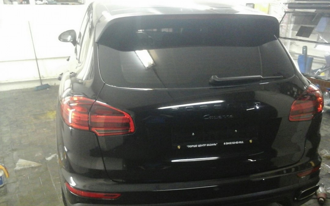 Porsche Cayenne — тонировка задней части авто пленкой Johnson