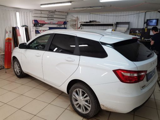 Тонировка пленкой Ultra Vision Supreme (Thermo) HP 05% автомобиля LADA Vesta SW