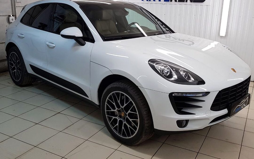 Оклеили хром окантовку стекол чёрной глянцевой пленкой КПМФ — Porsche Macan