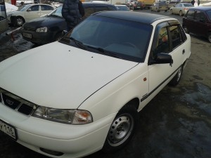 Daewoo Nexia - оклейка красного авто белой пленкой карбон