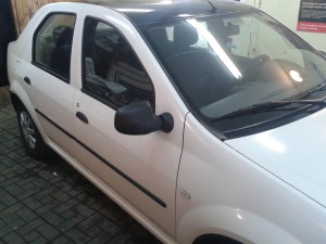 Renault Logan - оклейка авто белым глянцем