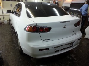 Mitsubishi Lancer X - оклейка авто белым матом, крыша в черный мат