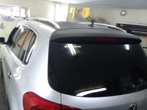 Volkswagen Tiguan - оклейка части крышки багажника черной алмазной крошкой - август 2013