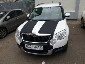 Skoda Yeti - нанесение наклеек-полос на капот - сентябрь 2013
