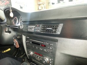 BMW 3 - оклейка элементов интерьера в черный шлифованный алюминий 05.10.2013