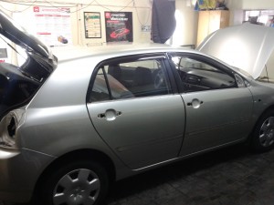 Toyota Corolla - полная оклейка авто белой глянцевой пленкой - 14.10.2013