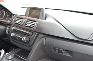BMW 3 (F30) - оклейка элементов интерьера в черный шлифованный алюминий 02.10.2013