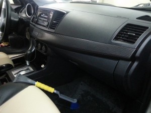 Mitsubishi Lancer X - оклейка элементов интерьера авто пленкой глянцевый 3D карбон - 15.12.2013