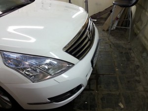 Nissan Teana - оклейка бампера белой глянцевой пленкой Хексис - 16.12.2013