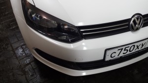 VW Polo - оклейка автомобиля белой глянцевой пленкой - 13.01.2014