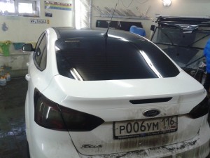 Ford Focus - оклейка крыши черной глянцевой пленкой, тонировка фонарей - 24.01.2014