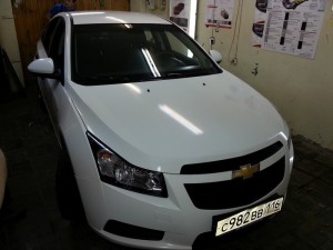 Оклейка автомобиля Chevrolet Cruze белой глянцевой пленкой - 13.02.2014