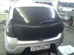 Renault Sandero - тонировка задних фонарей, оклейка крышки багажника, реснички - 10.03.2014