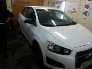 Chevrolet Aveo - оклейка авто белой глянцевой пленкой для такси -  17.02.2014