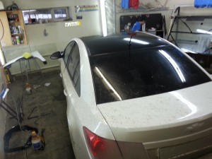 Оклейка крыши авто Chevrolet Cruze черным глянцем - 11.03.2014