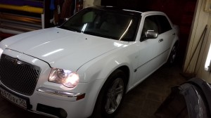 Оклейка автомобиля Chrysler 300C глянцевой пленкой премиум класса - 19.04.2014