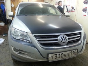 Volkswagen Tiguan - оклейка капота и крышки багажника глянцевым 3D карбоном - 27.03.2014