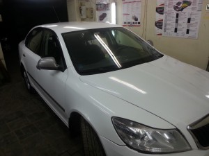 Skoda Octavia - оклейка автомобиля белой глянцевой пленкой - 05.05.2014