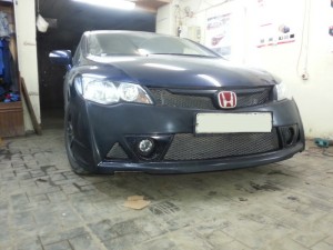 Honda Civic - оклейка бампера автомобиля глянцевой пленкой 3D карбон, май 2014