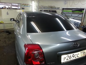 Toyota Avensis - тонировка автомобиля в Казани, оклейка крыши черной глянцевой пленкой - цена 2000р ...