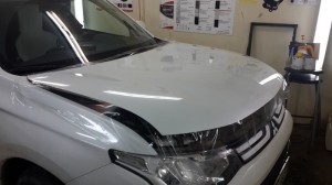 Mitsubishi Outlander - бронирование от сколов капота, оклейка нижней части черной матовой пленкой - ...