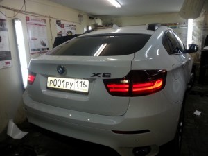 BMW X6 - тонировка пленкой Maraton цена 3500 руб., тонировка фонарей - июнь 2014