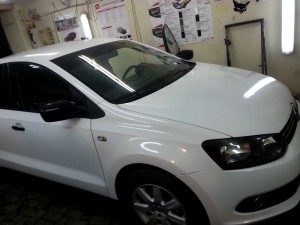 VW Polo - оклеен белой глянцевой пленкой под такси - 12.07.2014