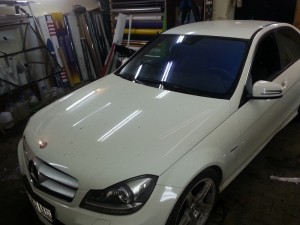 Тонирование лобового стекла автомобиля Mercedes-Benz C фиолетовой пленкой хамелеон - июль 2014