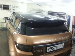 Range Rover Evoque - тонировка автомобиля, оклейка верхней части авто черной глянцевой пленкой, тони...