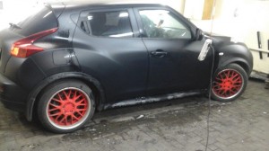 Nissan Juke - оклейка дверей авто пленкой черный мат - сентябрь 2014