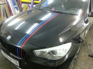 BMW 5 GT - покраска решетки пласти дипом, полоски от решетки на капот - 08.09.2014