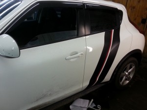 Nissan Juke - нанесение полос на кузов авто, на двери - 01.11.2014