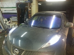 Nissan Juke - тонировка лобового стекла пленкой хамелеон - ноябрь 2014