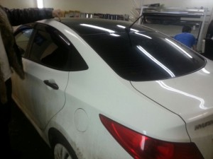 Hyundai Solaris - тонировка, оклейка крыши черной глянцевой пленкой - 06.01.201