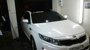 Kia Optima - тонировка боковых стекол и лобового, оклейка крыши черным глянцем - апрель 2015