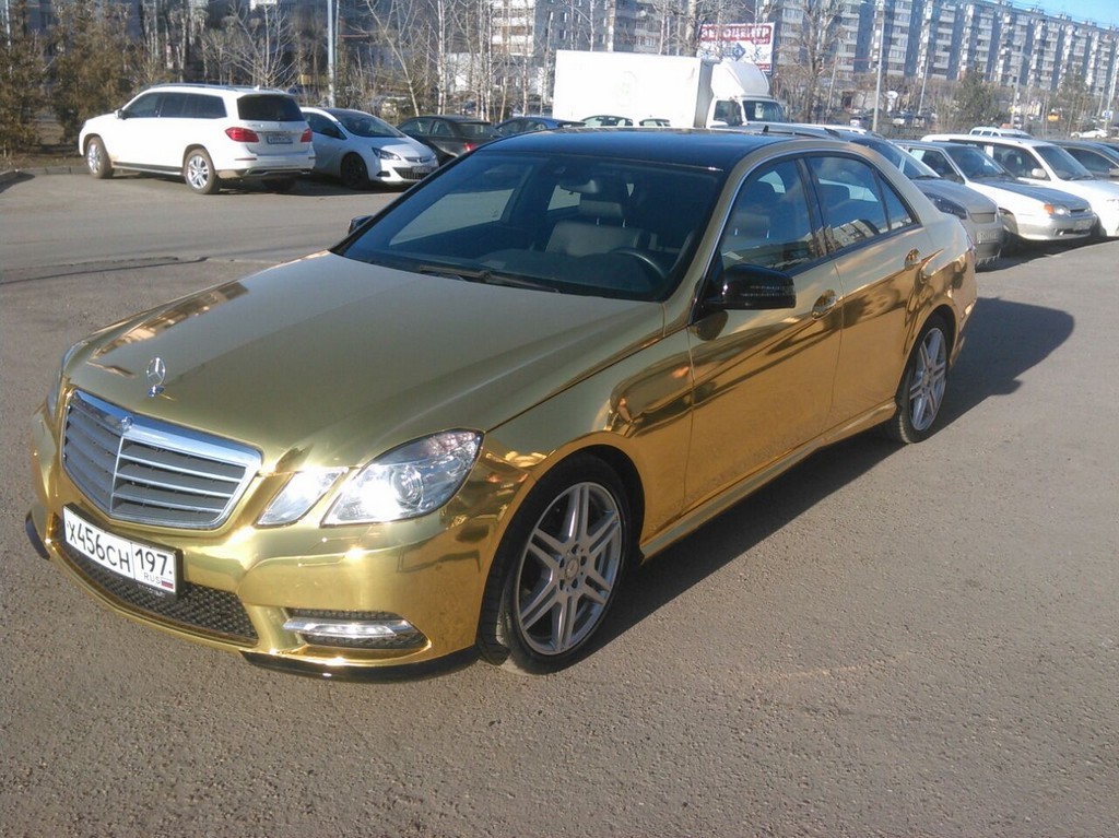 Mercedes-Benz E-class Е200 — оклейка авто премиальной пленкой золотой хром — апрель 2015
