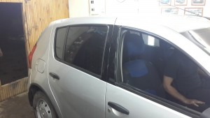 Renault Sandero - оклейка стоек черной глянцевой пленкой, цена 800 руб. - май 2015