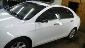 Geely Emgrand - оклейка белой глянцевой пленкой, оклейка такси, цена - 13000 руб. - май 2015