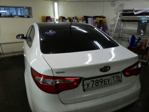 Kia Rio - оклейка крыши черной глянцевой пленкой премиум класса, цена 3500 руб. - май 2015