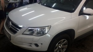 Volkswagen Tiguan - оклейка антигравийной пленкой на капота и крыши