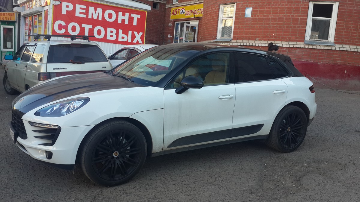 Porsche Macan — оклеили стойки в черный глянец