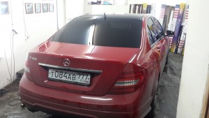 Mercedes-Benz C180 - тонировка задней части автомобиля, крыша оклеена черной глянцевой пленкой