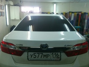 Toyota Camry - тонировка задних стекол, цена 2200 руб.