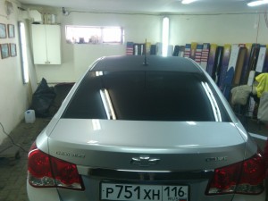 Седан Chevrolet Cruze - оклейка крыши пленкой черная алмазная крошка, цена 2000 руб.