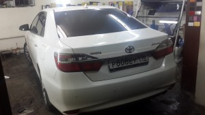 Toyota Camry - тонировка задней полусферы пленкой Johnson