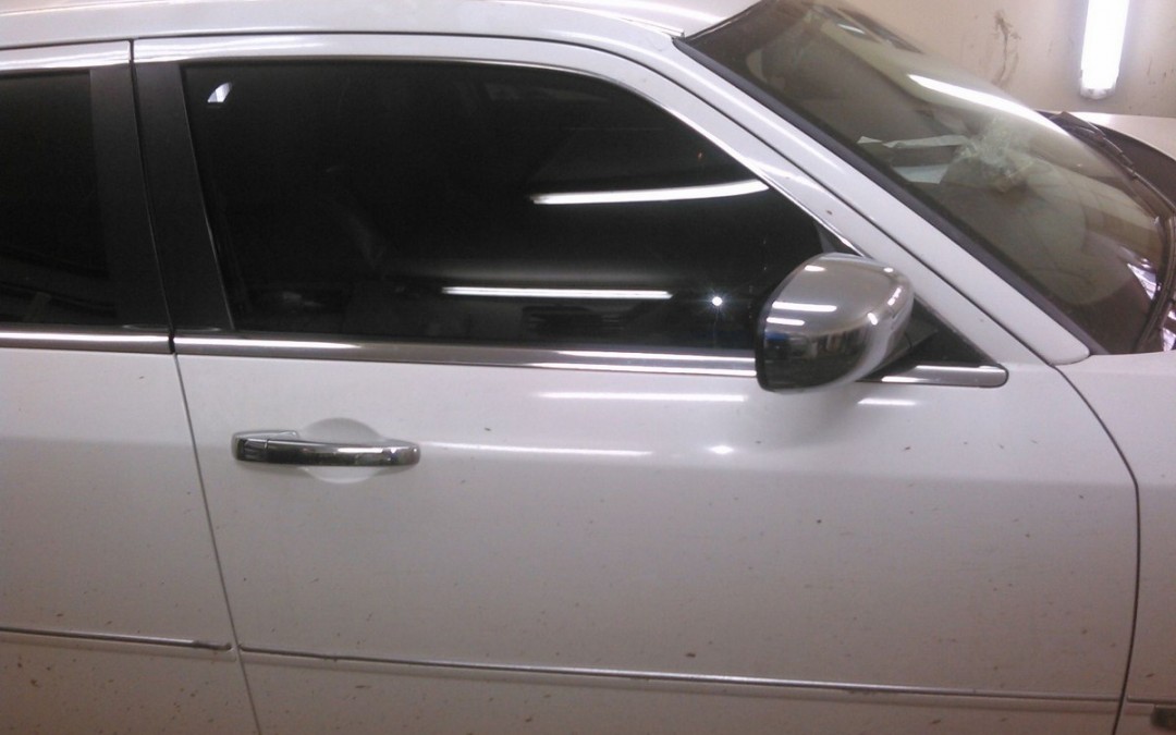 Chrysler 300C — тонировка передних стекол автомобиля