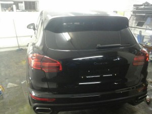 Porsche Cayenne - тонировка задней части авто пленкой Johnson