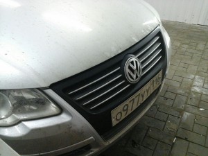 VW Passat - оклейка решетки радиатора пленкой карбон
