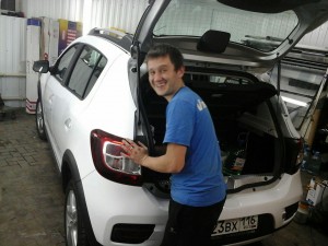 Renault Sandero - оклейка автомобиля белой глянцевой пленкой для такси